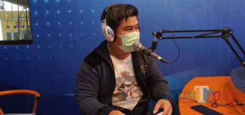 Agus Setiawan, SE dalam wawancara dengan Semeru FM pagi ini (Foto : Moch. R. Abdul Fatah / Jatim TIMES)