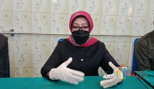Bupati Jombang Mundjidah Wahab daat diwawancarai sejumlah awak media. (Foto : Adi Rosul / JombangTIMES)