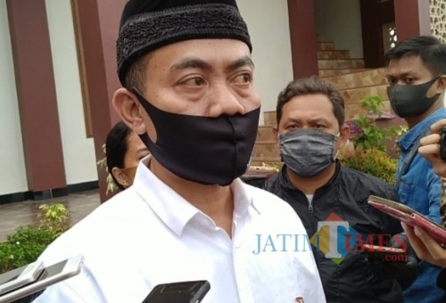 KH Abdul Muid saat memberikan keterangan kepada awak media (Eko Arif S/ JatimTIMES)