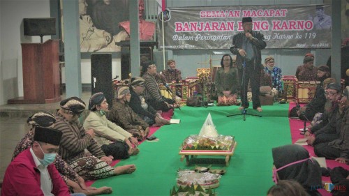 Wali Kota Blitar Santoso memberikan sambutan di acara Sema'an Mocopat Banjaran Bung Karno di Istana Gebang.(Foto : Aunur Rofiq/BlitarTIMES)