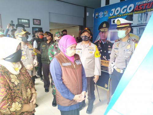 Gubernur Jawa Timur, Khofifah Indar Parawansa Didampingi Kapolda saat melihat Pos Digital Astuti di Kampung Tangguh / Foto : Anang Basso / Tulungagung TIMES