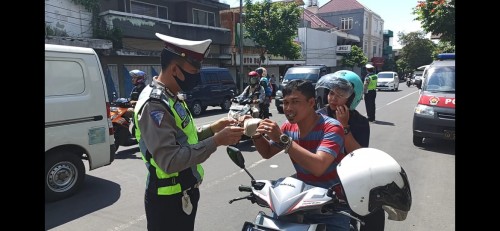 Petugas saat memberikan sosialisasi kepada pengendara beberapa saat lalu. (Foto: istimewa)
