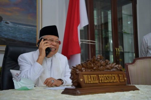 Wakil Presiden RI, KH. Maruf Amin sedang menerima telepon dan mendapatkan kabar bahagia atas kelahiran cucu laki-lakinya, Sabtu (6/6/2020). (Foto: Setwapres)