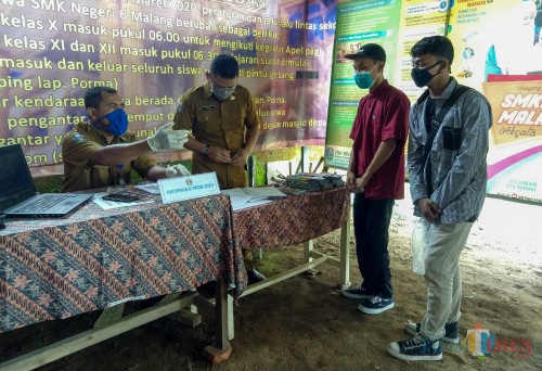 Pelayanan untuk masyarakat yang membutuhkan informasi mengenai PPDB. (Foto: Ima/MalangTIMES)