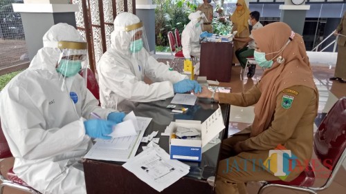 Petugas kesehatan saat melakukan rapid test kepada ASN di Balai Kota Among Tani, Senin (8/6/2020). (Foto: MalangTIMES)