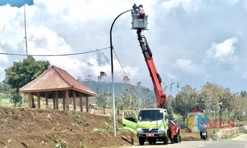 Petugas saat melakukan pemasangan PJU di Jalur Lintas Barat tahun 2019.