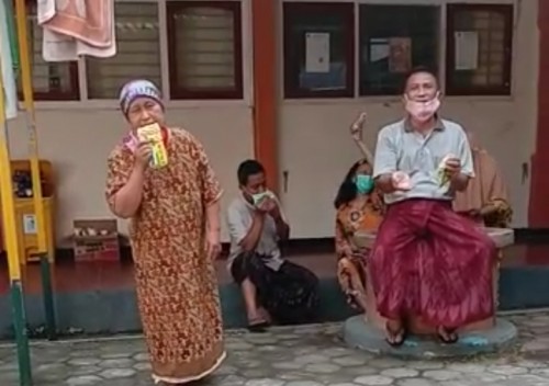 Tangkapan layar video viral pasien covid-19 teriak kelaparan di ruang isolasi STIKES Pemkab Jombang. (istimewa)