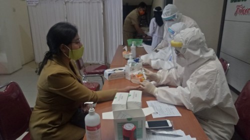 Petugas Kesehatan Dinkes Kota Malang saat melakukan rapid test terhadap salah satu ASN. (Ahmad Nur Amin/MalangTIMES).