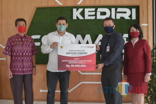 Wali Kota Kediri Abdullah Abu Bakar menerima bantuan secara simbolis.(ist)