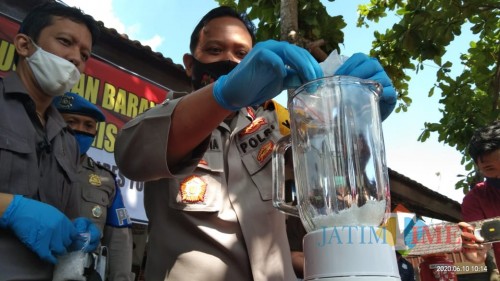 Kapolres Tulungagung, AKBP Eva Guna Pandia saat menuang sabu kedalam blender untuk dimusnahkan(Joko Pramono for Jatim Times)