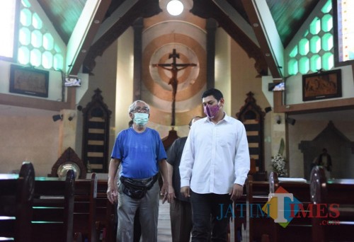 Wali Kota Kediri Abdullah Abu Bakar saat mengunjungi gereja di Kota Kediri. (Ist)