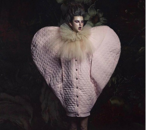 Busana menyambut fall winter karya Ivan Valos berbentuk lambang cinta. (Foto: instagram @ivankavalos).
