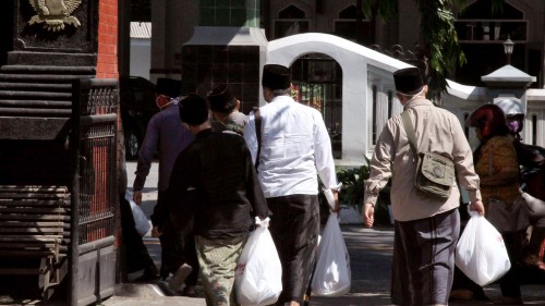 450 paket sembako dibagikan untuk mahasiswa di kawasan Kota Kediri di Kantor Dinas Pendidikan Kota Kediri. (Foto: Istimewa)