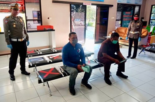 Warga saat melakukan antre pengurusan SIM dengan physical distancing di Polres Batu beberapa saat lalu. (Foto: istimewa)