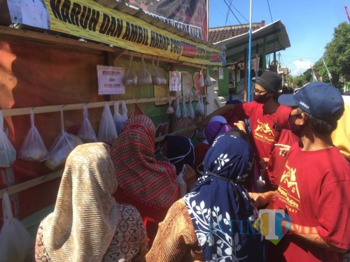 Warga saat mengambil sembako di lumbung pangan yang terdapat di Kampung Tangguh (Foto : Ashaq Lupito / MalangTIMES)