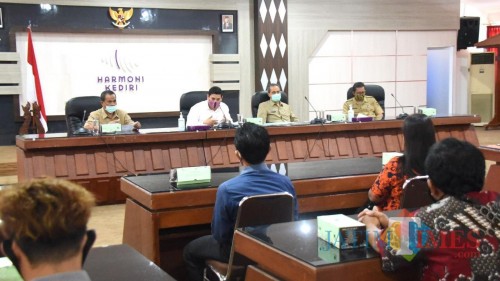 Bertemu dengan perwakilan hotel, Wali Kota Kediri sampaikan saat ini hotel belum boleh menggelar acara dan larang hidangan prasmanan. (Foto: Istimewa)