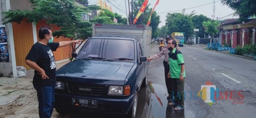 Polisi melakukan olah TKP terkait pembobolan uang milik sales obat pertanian di Sutojayan.