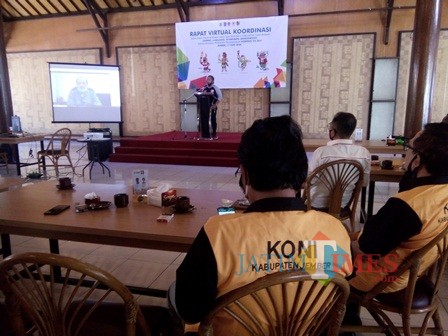 Suasana rapat virtual pengurus KONI 4 Kabupten dengan ketua KONI Jatim (foto : Moh. Ali Makrus / Jatim TIMES)