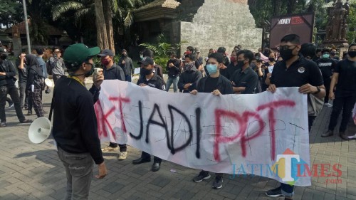 Aksi Aliansi Mahasiswa Resah (Amarah) Brawijaya di gerbang Veteran UB. (Foto: Amin/MalangTIMES)