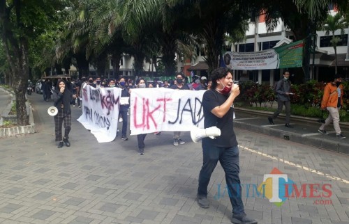 Aksi Aliansi Mahasiswa Resah (Amarah) Brawijaya tuntut pemotongan UKT dan transparansi anggaran kampus. (Foto: Amin/ MalangTIMES)