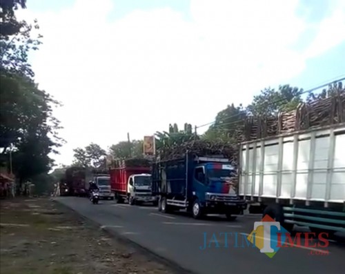 Antrean truk tebu di jalur Blitar-Malang di Kecamatan Kesamben