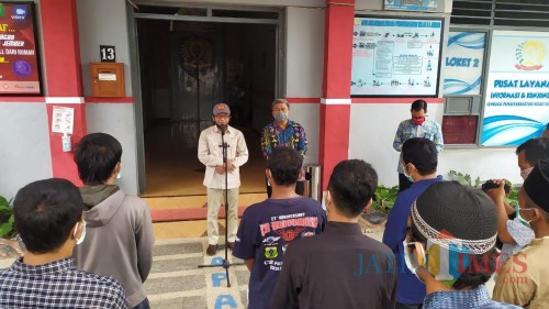 Wakil Bupati Jember Drs. KH. A. Muqit Arief saat memberikan tausiah kepada warga binaan lapas Jember yang mendapat program asimilasi (foto : juni / Jatim TIMES)