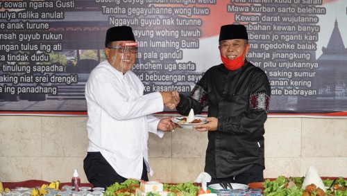 Kusnadi bersama Wali Kota Blitar Santoso.(Foto : Aunur Rofiq/BlitarTIMES)