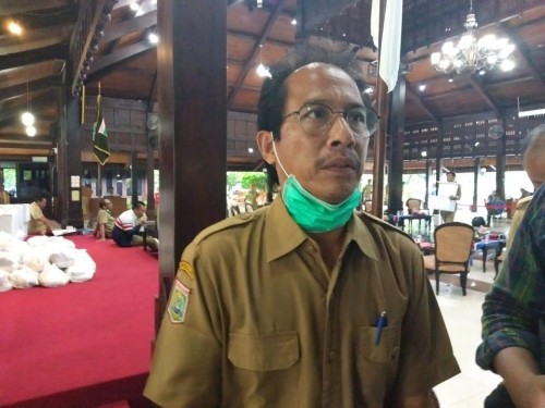 Kepala Dinas Kesehatan (Kadinkes) Kabupaten Malang, Arbani Mukti Wibowo saat menjelaskan alasan tidak memberikan Povidone - Iodine kepada pasien Covid-19