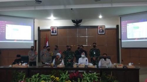 Konferensi pers usai rapat koordinasi menuju new normal di Malang Raya yang dipimpin langsunh Gubernur Jatim, Khofifah Indar Parawansa (tengah) (Pipit Anggraeni/MalangTIMES).