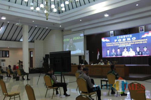 Bupati bersama dandim dan kapolres Jember saat mengikuti rakor daring bersama gubernur Jatim, panglima TNI, dan kapolri. (foto : diskominfo / Jatim TIMES)