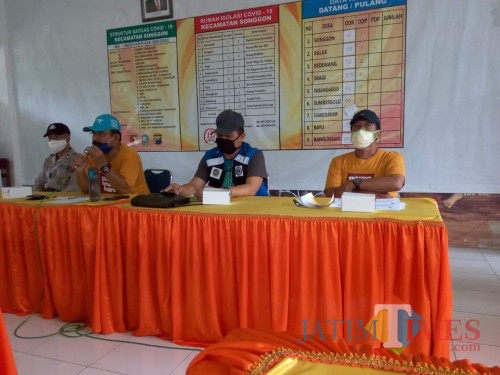 Kuntha Prastawa, Camat Songgon Saat Melakukan Sosialisasi Covid- 19 di Kantor Kecamatan Songgon (Nurhadi/ JatimTIMES)