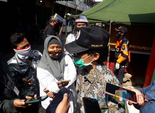 Kepala Dinas Perindustrian dan Perdagangan (Disperindag) Kabupaten Malang Agung Purwanto saat memberikan keterangan kepada awak media di Pasar Singosari. (Foto: Dok. MalangTimes)