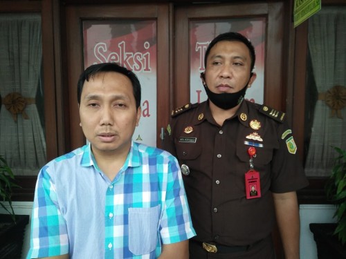 Kasi Pidum Kejaksaan Negeri Kota Malang, Wahyu Hidayatulloh didampingi JPU, Heriyanto (kanan) saat memberikan keterangan (Ist)