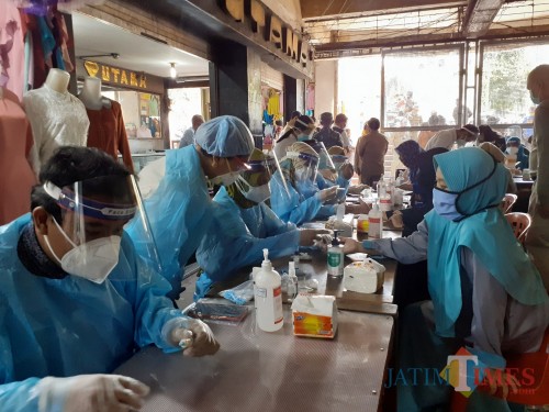 Para pedagang pasar yang menjalani rapid test beberapa waktu lalu (doc MalangTIMES)