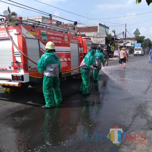 Petugas Pemadam Kebakaan saat menyemprotkan cairan disinfektan guna mengantisipasi penyebaran wabah covid-19 (Foto : PPK Kabupaten Malang for MalangTIMES)