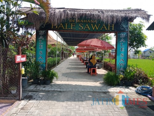 Sejumlah wisatawan sedang menikmati suasana di wisata Bale Tani. (Foto : Adi Rosul / JombangTIMES)