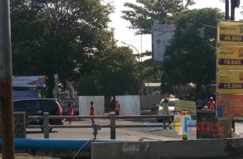 Kondisi terkini penutupan jalur menuju arah Jembatan Kedungkandang di depan Terminal Hamid Rusdi (Yunan H/MalangTIMES)