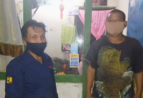 Pegawai Cipta Karya saat melakukan Imbauan dan penempelan stiker di rumah warga (Ist)