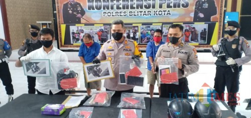 Polisi mengamankan 2 pelaku pencurian dan BB kejahatan.(Foto : Aunur Rofiq/BlitarTIMES)