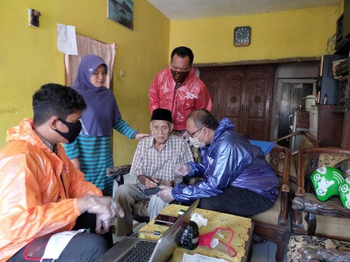 Upaya jemput bola perekaman e-KTP oleh petugaa Diapendukcapil Kota Malang (Istimewa).