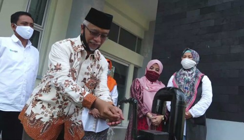Wakil Rektor 3 Bidang Kemahasiswaan UIN Malang Dr H Isroqunnajah MAg saat menjajal mempraktikkan pemakaian westafel sensor UIN Malang. (Foto: istimewa)
