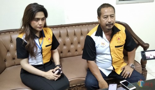 Ketua KONI Jember Abdul Haris Avianto (kanan) bersama dengan Ketua Pelaksana Porprov Jatim Indi Naidha (foto: Moh. Ali Makrus/ JatimTIMES)