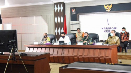 Melalui Video Conference, Wali Kota Kediri simak arahan Presiden Joko Widodo dalam Menangan. (Foto: Istimewa)