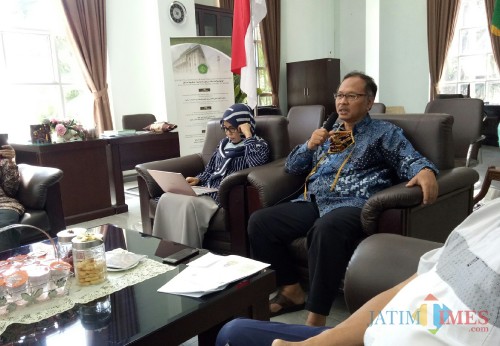 Rektor UIN Malang, Prof Dr Abdul Haris MAg (pegang mic) saat menjadi pembicara dalam lokakarya UI Greenmetric (Foto: Ima/ MalangTIMES)
