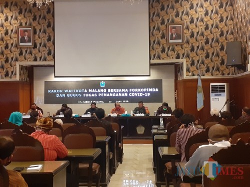 Suasana Rakor Wali Kota Malang bersama Forkopimda dan Gugus Tugas Penanganan Covid-19, di Balai Kota Malang, Kamis (25/6). (Arifina Cahyanti Firdausi/MalangTIMES).