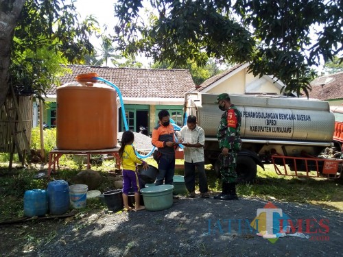 Suplay air bersih yang dilakukan BPBD Lumajang (Foto : Moch. R. Abdul Fatah / Jatim TIMES)