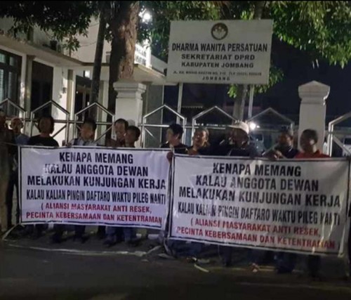 Tangkapan layar video warga aksi di depan gedung ruang kerja anggota DPRD Jombang. (istimewa)