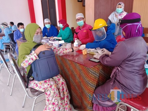 Anggota PPK saat mengikuti rapid test di Kecamatan Tanggul. (foto : Puji SN / Jatim TIMES)