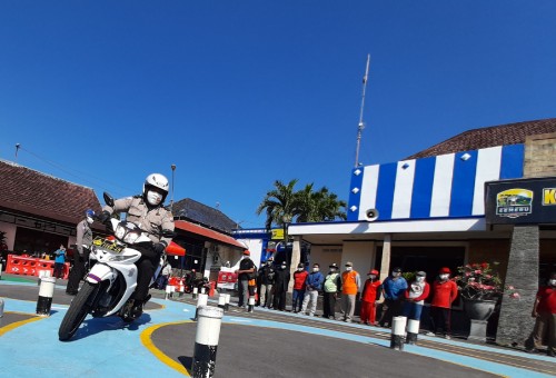 Salah satu petugas lalu lintas mempraktikkan cara berkendara yang benar.(akp arif s for Jatimtimes)