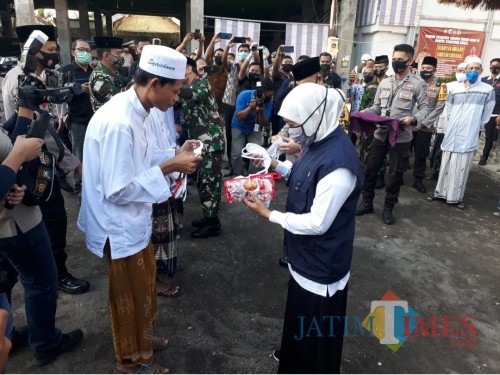 Gubernur Jatim Khofifah saat membagikan masker.